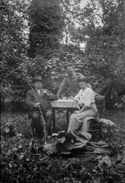 Harsewinkel, um 1916: Soldat Ernst Jäger, jüngster Sohn des Fotografen Johann Hermann Jäger, mit Onkel und Halbschwester Maria-Elisabeth (Lilli).