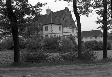 Wasserschloss Holtfeld, Borgholzhausen - erbaut im 16. und 17. Jh., Herrenhaus Renaissance. In den 1930er Jahren Nutzung als Landwirtschaftsschule (1938-1940 Bauernführer-Schule des Reichsnährstandes), später weitere Nutzungen und Privatbesitz. Undatiert.