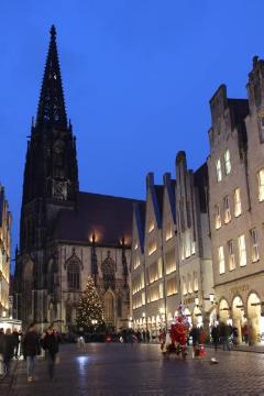 Blick den Prinzipalmarkt in Münster entlang auf die St. Lamberti-Kirche zur Adventszeit