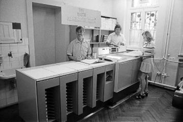 An einer Xerox-Kopierstation, 1970er Jahre. Ohne Ort, ohne Firmenangabe.