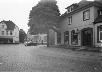 Harsewinkel, Alter Markt Richtung Marienstraße: Hirsch-Apotheke (rechts) und Modehaus Wendland (links). Undatiert, um 1960?