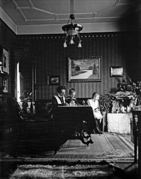 Dr. Joseph Schäfer, Familie: Gattin Maria Schäfer mit Sohn Hans-Joachim und Tochter Maria in der "Guten Stube", Wohnung Halterner Straße 9, Recklinghausen, 1916