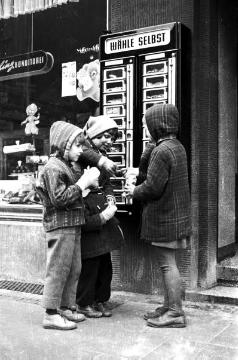 Kinder am Süßwarenautomaten am Biesenkamp, Castrop-Rauxel, um 1968.