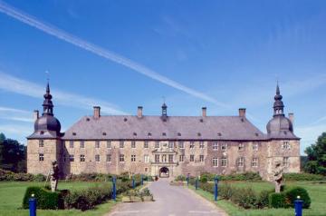 Schloss Lembeck: Hauptburg mit Gartenanlage der Vorburg von Osten