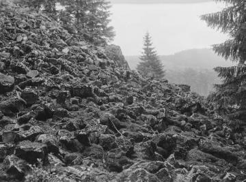 Die Trödelsteine, Felsformation aus Basalt bei Burbach, 1926.