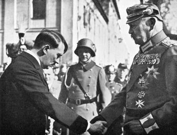 "Tag von Potsdam": Reichskanzler Adolf Hitler begrüßt Reichspräsident Paul von Hindenburg anläßlich der Eröffnung des am 5. März 1933 gewählten neuen Reichstages in der Garnisonkirche (Aufnahmedatum 21.3.1933)