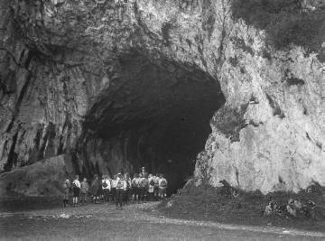 Schulklasse am Eingang zur Balver Höhle, ca. 1930.