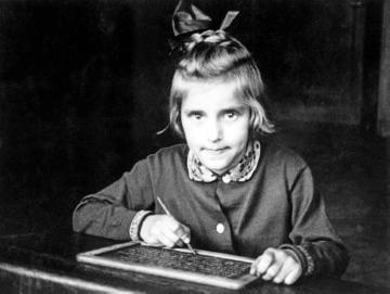 Hausaufgaben mit der Schreibtafel: Schulkind Ute Homann (3.9.1925-2021, später verheiratete Nölle) - Tochter des Lehrers Hermann Homann und Ehefrau Erna (geb. Jacobs). Gladbeck, 1933.