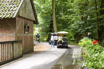 Trolleybahnfahrt durch die Landschaft an der niederländischen Grenze bei Ahaus-Alstätte, ein touristisches Angebot des Landgasthofes Haarmühle im Beßlinghook 57. Links: Die historische Haarmühle von 1619. August 2016.