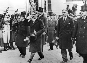 "Tag von Potsdam": Reichskanzler Adolf Hitler und Gefolge auf dem Weg zur Eröffnung des am 5. März 1933 gewählten neuen Reichstages in der Garnisonkirche (Aufnahmedatum: 21.3.1933)