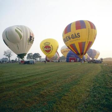 Montgolfiade, Startvorbereitungen in Füchtorf: Heißluftballone auf dem Startplatz