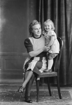 Frau Linke mit Tochter, undatiert, um 1948? Atelier Jäger, Harsewinkel.
