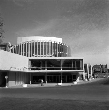 Theater Münster, erbaut 1952-1956 nach Entwürfen der Architekten Harald Deilmann, Max von Hausen, Ortwin Rave und Werner Ruhnau (Voßgasse/Neubrückstraße). Ansicht 1961.