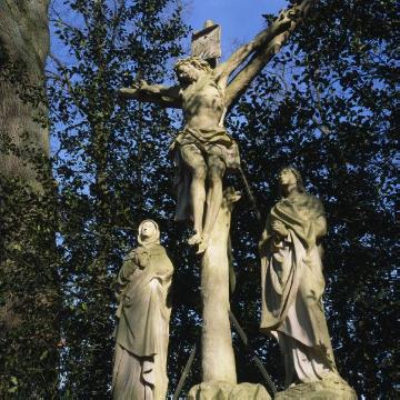 Das "Weiße Kreuz" am Prozessionsweg Münster - Telgte: Gabelkreuz von Johann Wilhelm Gröninger (1675-1724) im Wegeabschnitt östlich des Dortmund-Ems-Kanals. Gabelkreuz Barock, Begleitfiguren angefügt im 19. Jahrhundert.