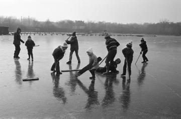 Eishockey im Bergsenkungsgebiet Beerenbruch (später Brunosee) an der Stadtgrenze Castrop-Rauxel / Dortmund-Mengede. 1970. 
