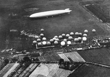 Internationale Freiballonwettfahrt am 15. Juni 1930 in Münster: 30 Ballone vor dem Start auf der Loddenheide - 100.000 Zuschauer verfolgten das bis dahin größte luftsportliche Ereignis der Welt - aus diesem Anlass angereist: Luftschiff "Graf Zeppelin"