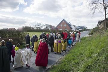Karfreitagsprozession der Heilig Kreuz-Gemeinde Brochterbeck in Begleitung von Laiendarspielern, welche die Leidensstationen Christi nachstellen. April 2015.