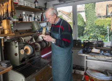 Der achtzigjährige Hubert Poerschke, Orthopädischer Schuhmachermeister in Brochterbeck, prüft den Leisten für die Fertigung eines Schuhs. Ein Besuch in seiner Werkstatt an der Dörenther Straße 13 im April 2015.