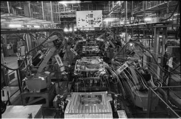Opel Bochum, 1990: Industrieroboter bei der Karosseriemontage - Werk I, Bochum-Laer, Dannenbaumstraße. Produktionsbetrieb 1962-2014.