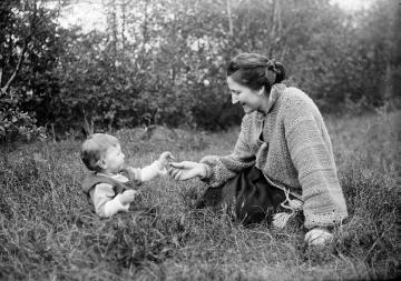 Als junge Mutter um 1926: Agnes Jäger (*Siegeroth) mit Tochter Margret (*1924) im Garten, erstes von vier Kindern aus ihrer Ehe mit Ernst Jäger (ab 1923), Fotograf und Ladenbesitzer in Harsewinkel, undatiert.