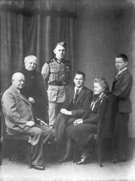 Familie Horstmann, 1945. Atelier Jäger, Harsewinkel. 