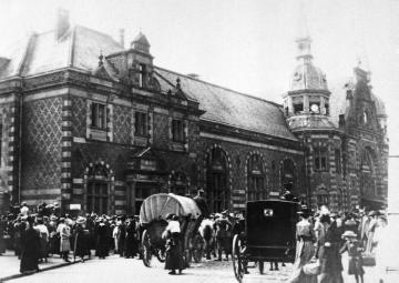 Am Hauptbahnhof: Schaulustige erwarten den Besuch der Kaiserin Auguste Victoria im Juli 1917