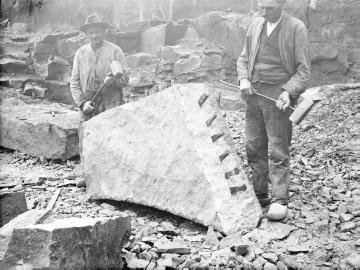 Sandsteinbruch am Strimberg: Steinhauer beim Spalten eines Steinblockes