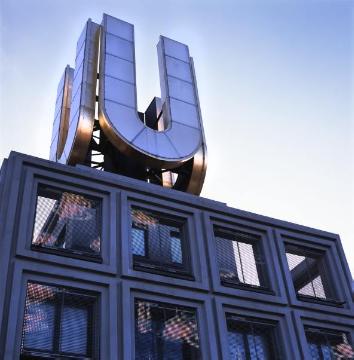 Dachpartie des "Dortmunder U" (bis 1994 Betriebsgebäude der Dortmunder Union-Brauerei) mit 9 Meter hohem, vierseitigem und vergoldetem U als Firmenlogo, errichtet 1968 nach dem Entwurf des Architekten Ernst Neufert. Leonie-Reygers-Terrasse, 2014.