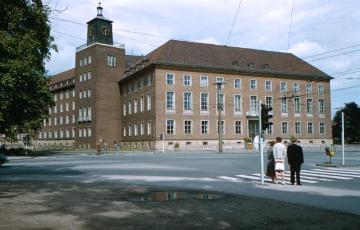 Landschaftsverband Westfalen-Lippe: Landeshaus, Haupttrakt Freiherr vom Stein-Platz, Neubau 1950/53, Architekt Werner March, Minden