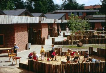 Kinder auf dem Spielplatz des Kindergartens St. Nikolaus, Pfarrei Liebfrauen-Überwasser