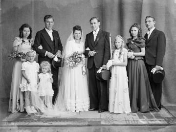 Hochzeit Margret Jäger und Gustav Wendland am 6. August 1948. Im Porträt jeweils außen: Irene (links) und Agnes Jäger, die jüngeren Schwestern der Braut. Atelier Jäger, Harsewinkel.