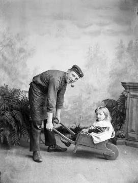 Fotograf Fritz Jäger (1878-1952) und Halbschwester Gertrud - Kinder des Fotografen Johann Hermann Jäger (1845-1920). Atelier Jäger, Harsewinkel. Undatiert, um 1903.