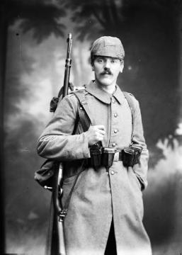 Fotograf Heinrich Jäger (1876-1948) als Soldat im Ersten Weltkrieg, an der Front eingesetzt als Kriegsberichterstatter. Undatiert.