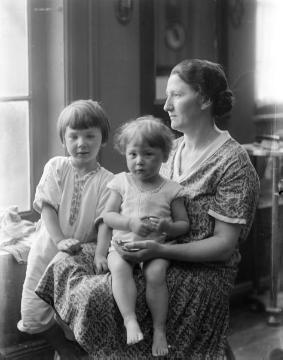 Als junge Mutter, um 1929: Agnes Jäger (*Siegeroth) mit den Töchtern Margret (*1924) und Agnes (*1926), den ältesten von vier Kindern aus ihrer Ehe mit Ernst Jäger (ab 1923), Fotograf und Ladenbesitzer in Harsewinkel.