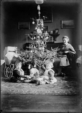 Weihnachten im Hause Ernst Jäger, Harsewinkel, um 1928: Ehefrau Agnes mit den Töchtern Margret (links) und Agnes - im Kinderwagen: die jüngste Tochter Irene.