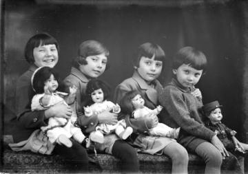 Geschwister Jäger um 1934 (v.l.n.r.): Margret (*1924), Agnes (*1926), Irene (*1928) und Hermann (*1930) - Kinder des Fotografen Ernst Jäger und Ehefrau Agnes. Atelier Jäger, Harsewinkel, undatiert.