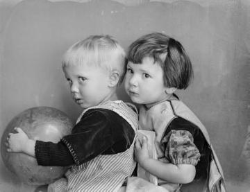 Mit Cousin Norbert Specht, um 1926: Margret Jäger, älteste Tochter des Fotografen Ernst Jäger und Ehefrau Agnes, geboren 1924. Atelier Jäger, Harsewinkel.