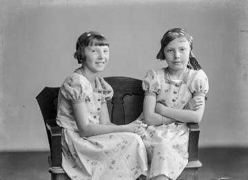 Margret Jäger (links) mit ihrer jüngeren Schwester Agnes um 1936 - Töchter des Harsewinkeler Fotografen Ernst Jäger und Ehefrau Agnes. Atelier Fritz Jäger, Würzburg, undatiert.