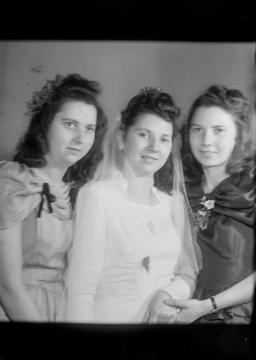 Hochzeit Margret Jäger und Gustav Wendland am 6. August 1948 - die Braut mit ihren jüngeren Schwestern Irene (links) und Angnes. Atelier Jäger, Harsewinkel.