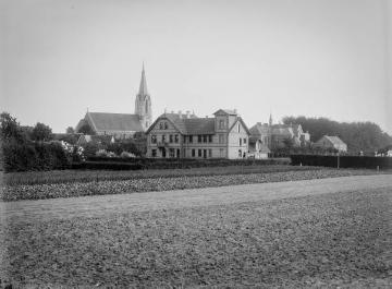 Harsewinkel um 1925: Dorfkern mit St. Lucia-Kirche, Schlachterei Meier (Bildmitte) und St. Lucia-Hospital mit Kapelle (rechts), errichtet 1899.