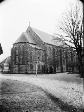 Harsewinkel um 1900: Turmlose St. Lucia-Kirche mit Kirchplatz - eingeweiht 1860, späterer Turmbau 1903/1904.