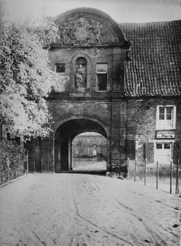 Torhaus des ehemaligen Zisterzienserklosters Marienfeld, Harsewinkel, undatiert - abgebrannt im Juli 1915.