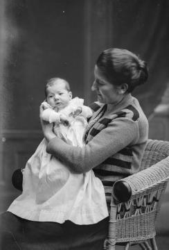 Als junge Mutter um 1924: Agnes Jäger (*Siegeroth) mit Tochter Margret, erstes von vier Kindern aus ihrer Ehe mit Ernst Jäger (ab 1923), Fotograf und Ladenbesitzer in Harsewinkel. Atelier Jäger, Harsewinkel.