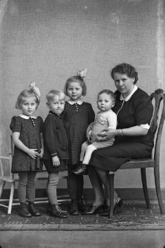 Frau Meyer-Overesch mit ihren vier Kindern, undatiert, um 1940? Atelier Jäger, Harsewinkel.