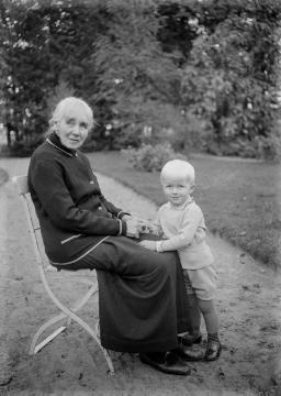 Großmutter Meyer-Overesch mit Enkel Benno. Ohne Ort, undatiert, um 1935?
