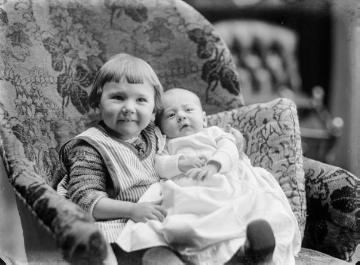 Mit Schwester Agnes (*1926): Margret Jäger (links), älteste Tochter des Fotografen Ernst Jäger und Ehefrau Agnes, geboren 1924. Atelier Jäger, Harsewinkel.