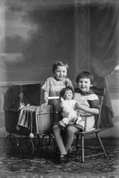 Agnes Jäger (*1926, links) und Schwester Margret (*1924) um 1930 - Töchter des Fotografen Ernst Jäger und Ehefrau Agnes. Atelier Jäger, Harsewinkel, undatiert.