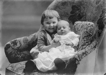 Mit Schwester Agnes (*1926): Margret Jäger (links), älteste Tochter des Fotografen Ernst Jäger und Ehefrau Agnes, geboren 1924. Atelier Jäger, Harsewinkel.