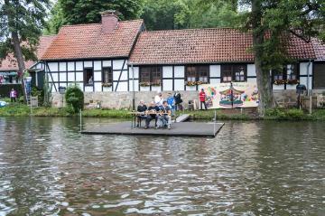 Traditionelle Juxboot-Regatta auf dem Mühlenteich in Brochterbeck, Juli 2015 - veranstaltet zur alljährlichen Sommerkirmes von der Interessengemeinschaft Brochterbeck. Blick auf die Preisrichter- und Moderatoren-Bühne.