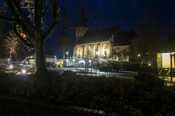 Nikolausmarkt an der St. Peter und Paul-Kirche in Brochterbeck, 1. Advent 2015.